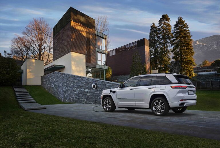 Jeep Grand Cherokee 4xe: immagini ufficiali