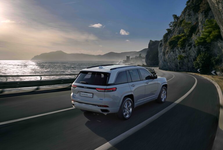 Jeep Grand Cherokee 4xe: immagini ufficiali