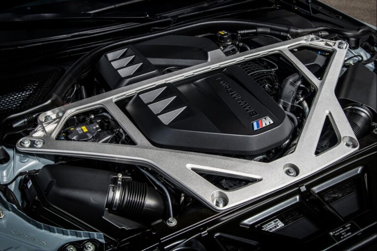 Bmw M4 CSL 2022: immagini ufficiali