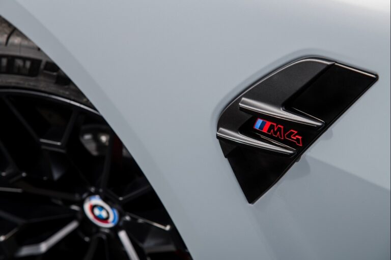 Bmw M4 CSL 2022: immagini ufficiali