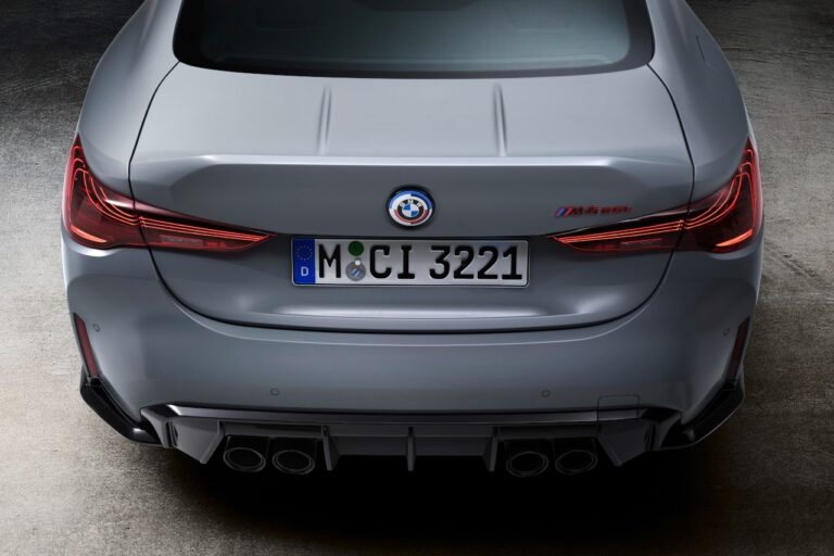 Bmw M4 CSL 2022: immagini ufficiali