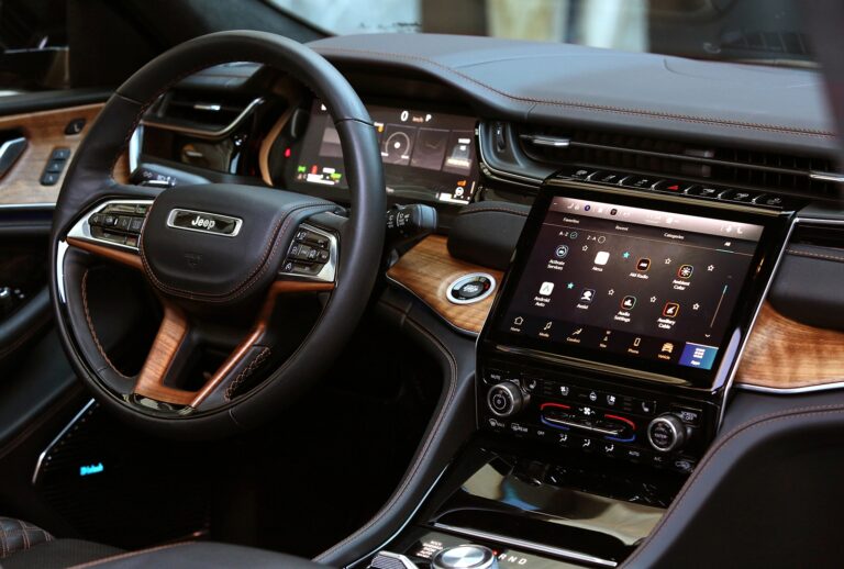 Jeep Grand Cherokee 4xe: immagini ufficiali