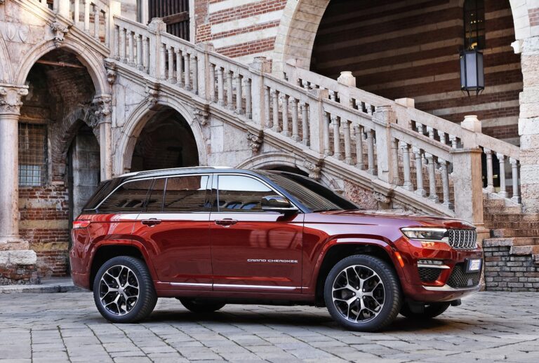 Jeep Grand Cherokee 4xe: immagini ufficiali