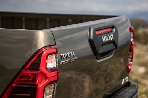 Toyota Hilux AT33 Arctic Trucks: immagini ufficiali
