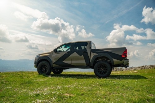 Toyota Hilux AT33 Arctic Trucks: immagini ufficiali