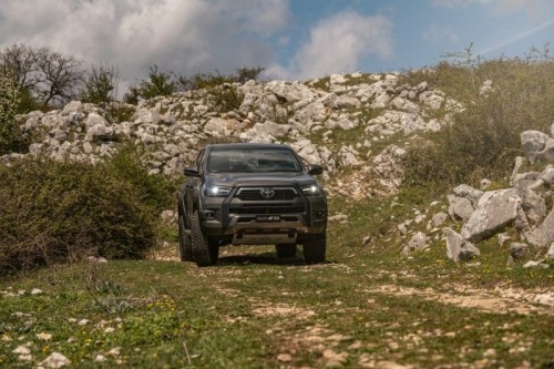 Toyota Hilux AT33 Arctic Trucks: immagini ufficiali