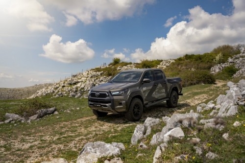 Toyota Hilux AT33 Arctic Trucks: immagini ufficiali