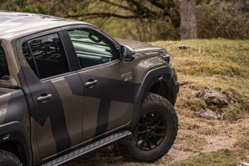 Toyota Hilux AT33 Arctic Trucks: immagini ufficiali