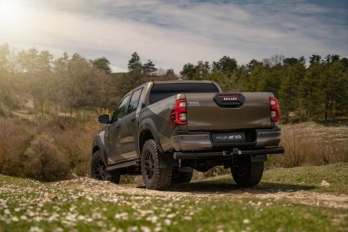 Toyota Hilux AT33 Arctic Trucks: immagini ufficiali