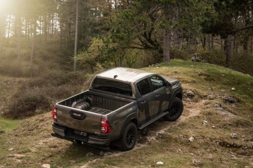 Toyota Hilux AT33 Arctic Trucks: immagini ufficiali