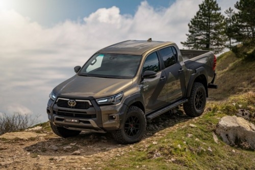 Toyota Hilux AT33 Arctic Trucks: immagini ufficiali