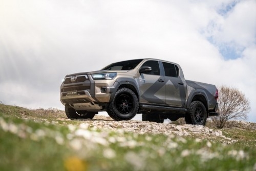 Toyota Hilux AT33 Arctic Trucks: immagini ufficiali