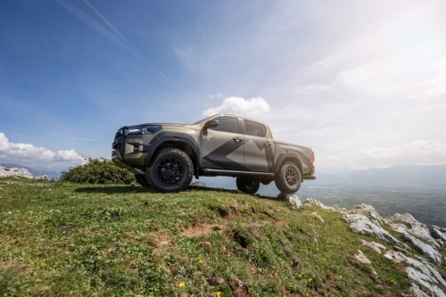 Toyota Hilux AT33 Arctic Trucks: immagini ufficiali