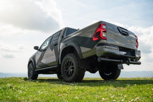 Toyota Hilux AT33 Arctic Trucks: immagini ufficiali