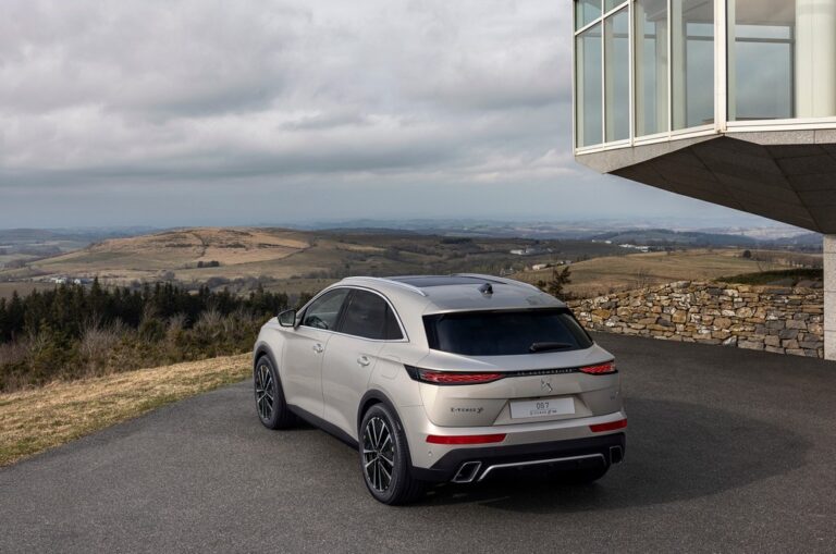 DS 7: le immagini del restyling