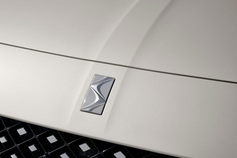 DS 7: le immagini del restyling
