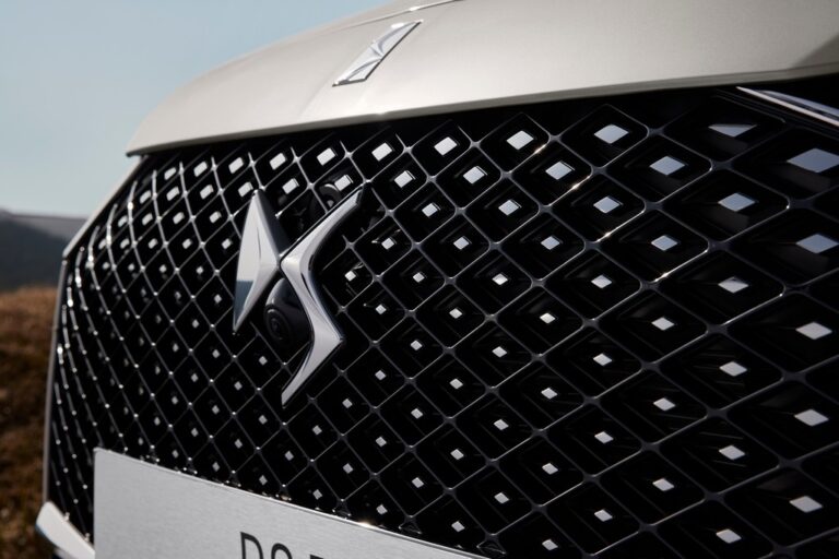 DS 7: le immagini del restyling