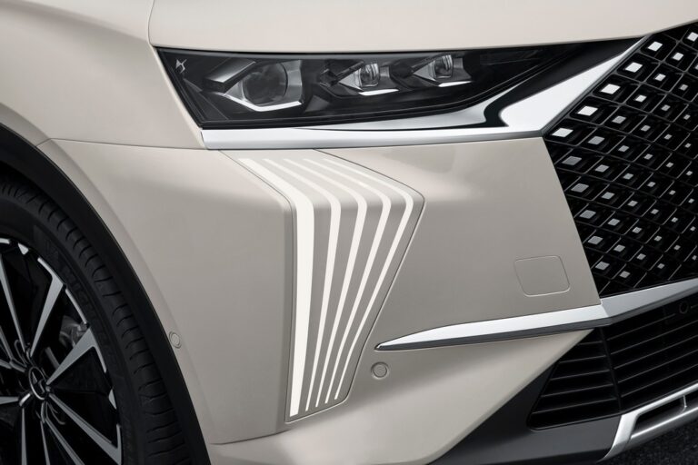 DS 7: le immagini del restyling