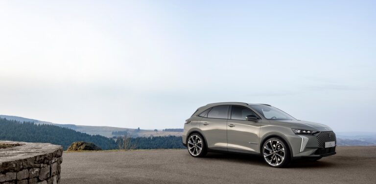 DS 7: le immagini del restyling