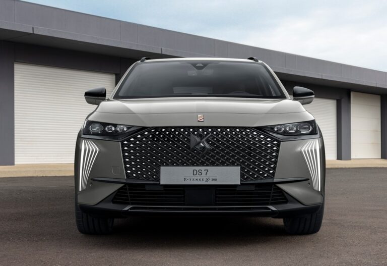 DS 7: le immagini del restyling