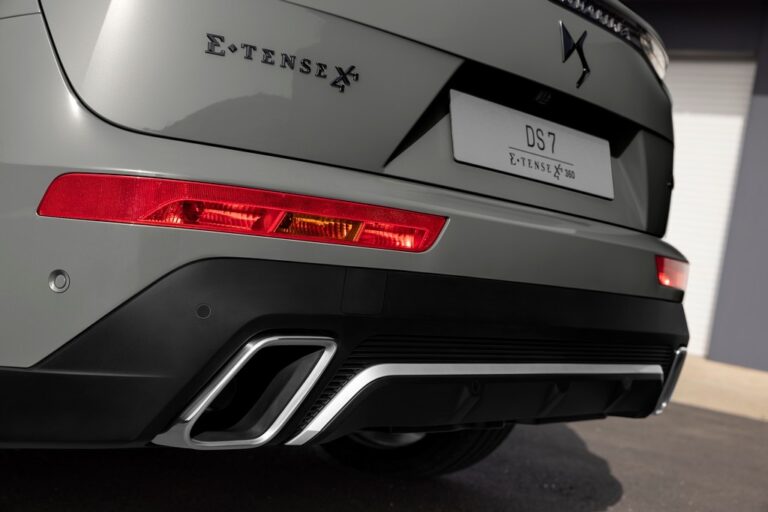 DS 7: le immagini del restyling