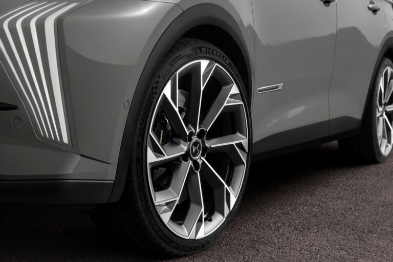 DS 7: le immagini del restyling