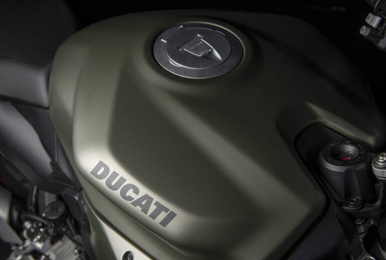 Ducati Streetfighter V2: la tinta Storm Green