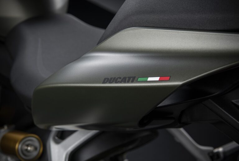 Ducati Streetfighter V2: la tinta Storm Green
