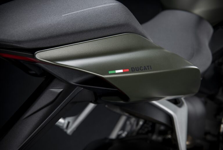 Ducati Streetfighter V2: la tinta Storm Green