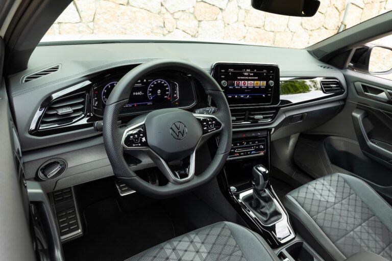 Volkswagen T-Roc 2022: immagini ufficiali