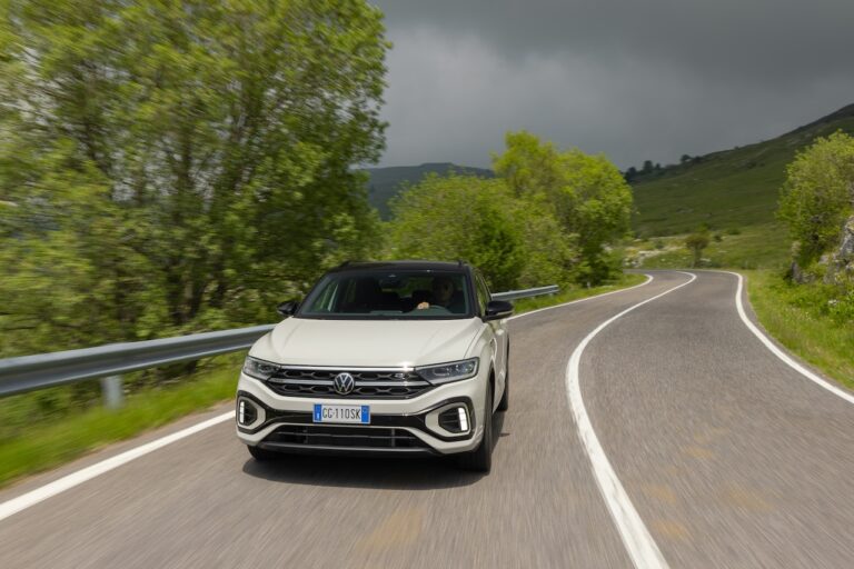 Volkswagen T-Roc 2022: immagini ufficiali