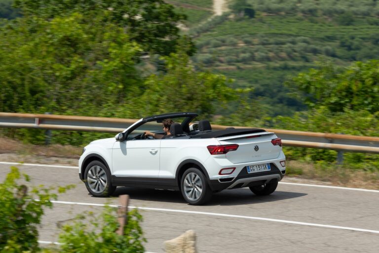 Volkswagen T-Roc 2022: immagini ufficiali