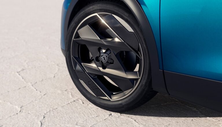 Peugeot 408: le immagini