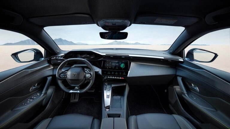 Peugeot 408: le immagini