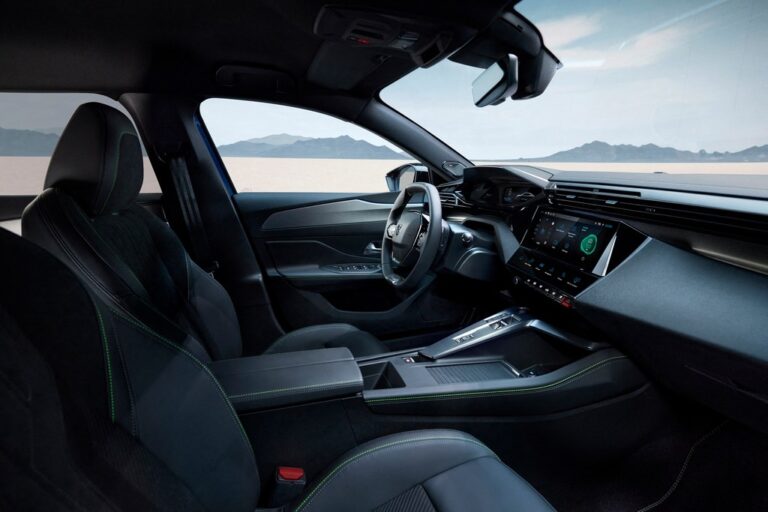 Peugeot 408: le immagini