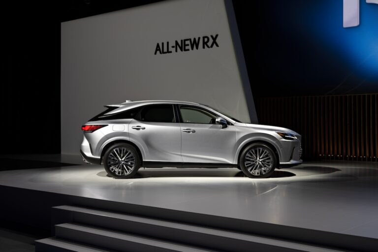 Lexus RX 2022: immagini ufficiali
