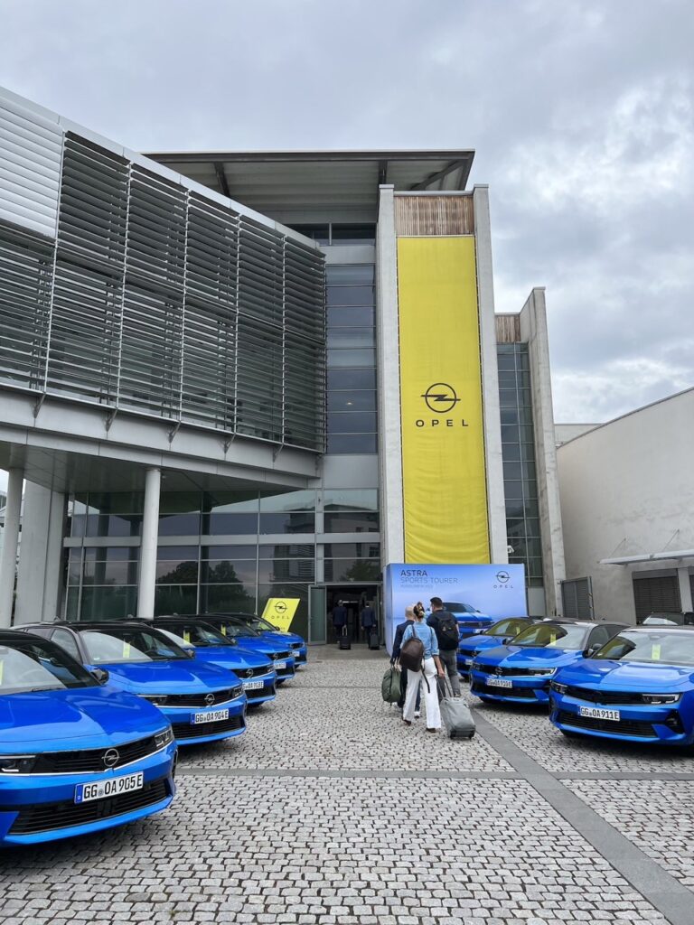 Opel Astra Sports Tourer: immagini ufficiali