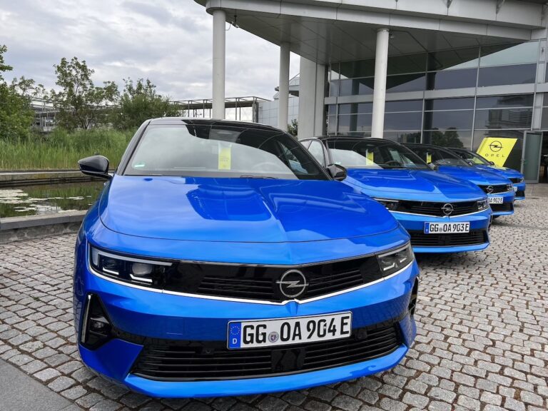 Opel Astra Sports Tourer: immagini ufficiali