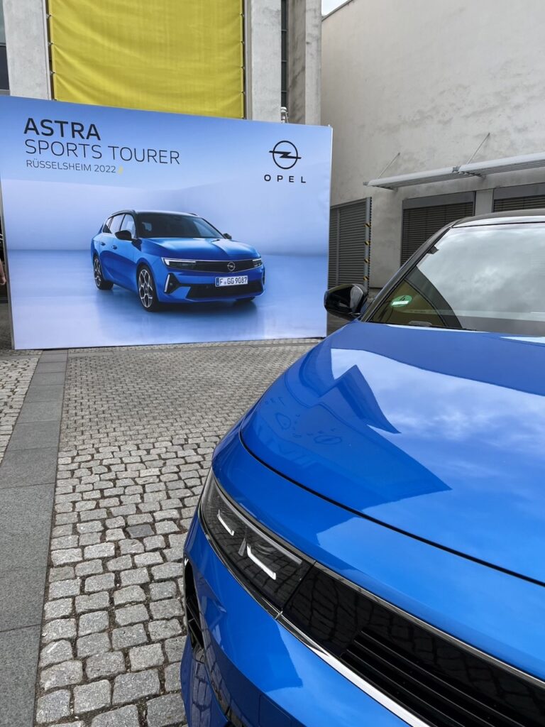 Opel Astra Sports Tourer: immagini ufficiali