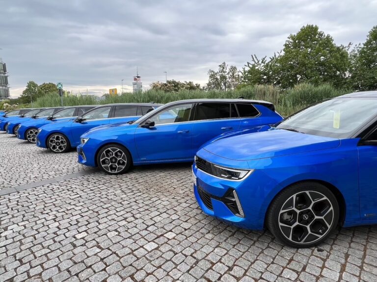 Opel Astra Sports Tourer: immagini ufficiali