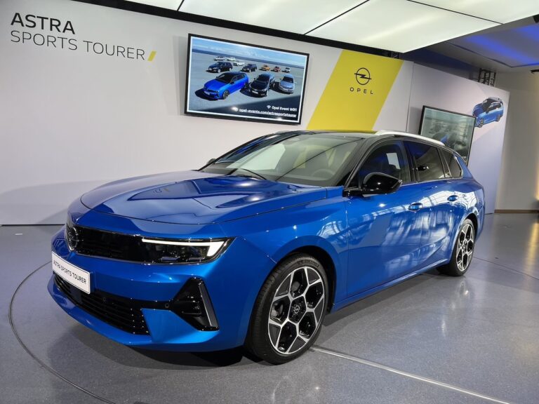 Opel Astra Sports Tourer: immagini ufficiali