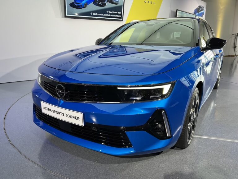Opel Astra Sports Tourer: immagini ufficiali