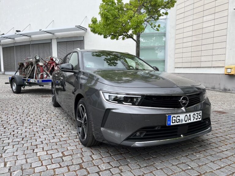Opel Astra Sports Tourer: immagini ufficiali
