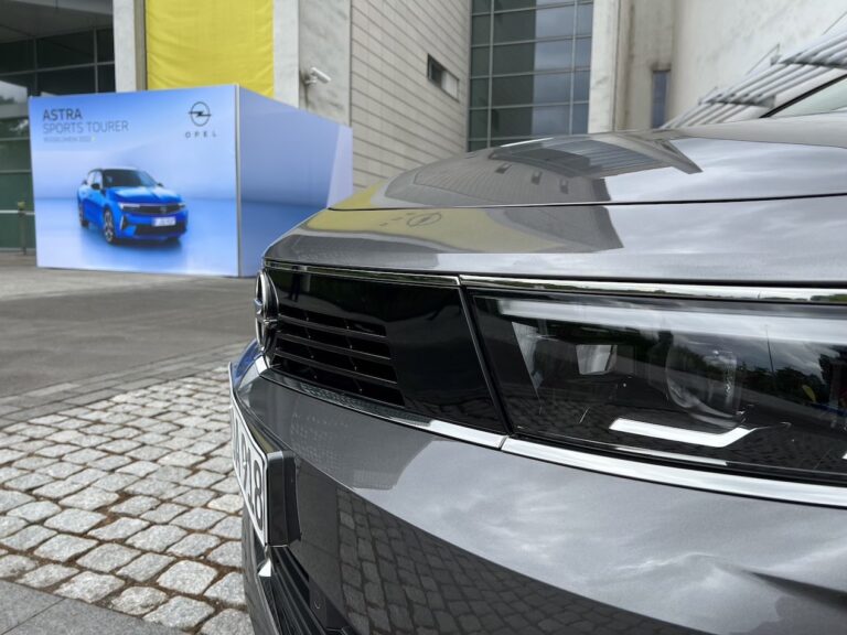 Opel Astra Sports Tourer: immagini ufficiali