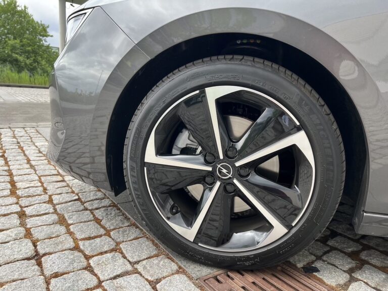 Opel Astra Sports Tourer: immagini ufficiali