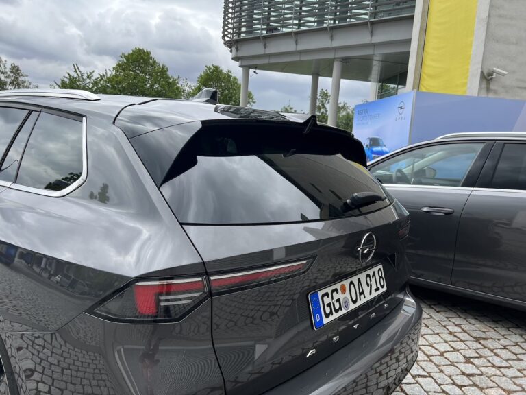 Opel Astra Sports Tourer: immagini ufficiali
