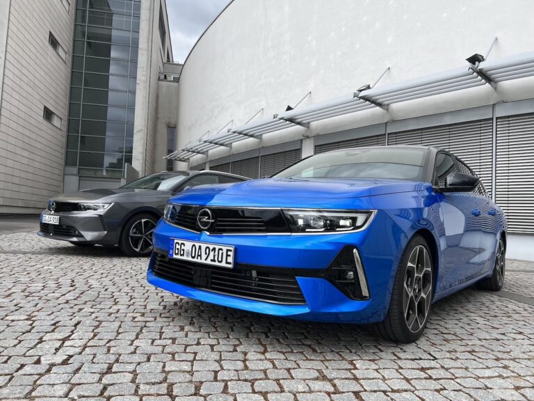 Opel Astra Sports Tourer: immagini ufficiali