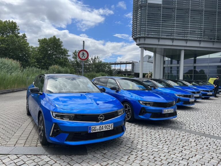Opel Astra Sports Tourer: immagini ufficiali