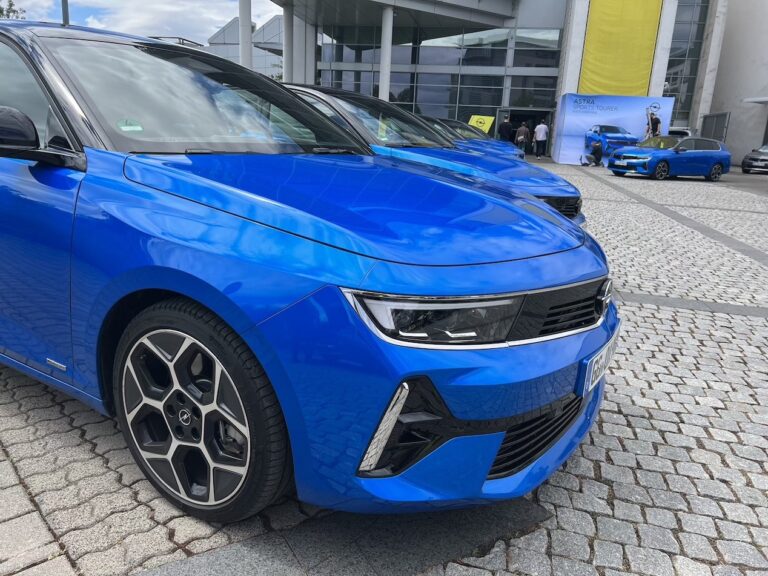 Opel Astra Sports Tourer: immagini ufficiali