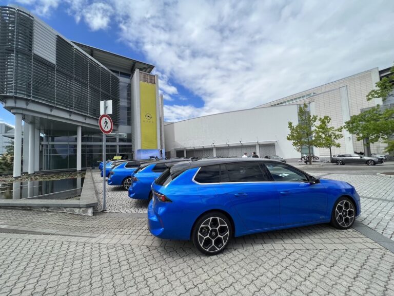 Opel Astra Sports Tourer: immagini ufficiali